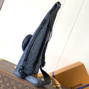 Alternative view of M24467 Deep Blue Full-Leather Embossed Top-Grade Authentic Item Variable-Code Chip 163c Chest Bag Duo Shoulder Bag This Duo shoulder bag features a soft cowhide leather construction for a form-fitting silhouette, offering a practical alternative to traditional backpacks.A zippered side pocket accommodates smartphones, while a detachable organizer facilitates easy access to essentials. Adjustable jacquard fabric straps allow for crossbody or shoulder carry. Dimensions: 42 x 6 x 20 cm (H x W x L)